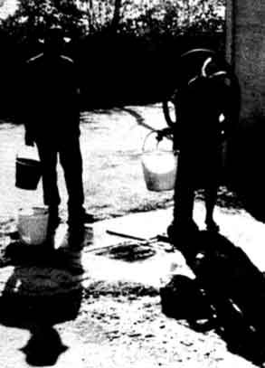 Vecchia pompa a volano, da tempo eliminata, che esisteva in sostituzione di un antico pozzo, all'incrocio di via Capitello con via Chiesa a Merlengo