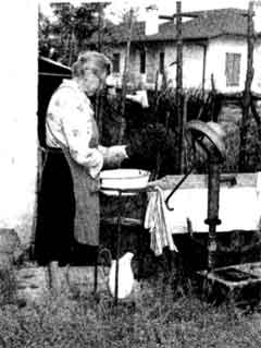 Donna che si lava sul «lavandìn»